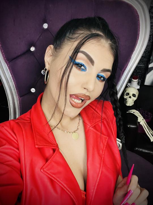 Webcam chat profile for LeaNoire: Dominatrix