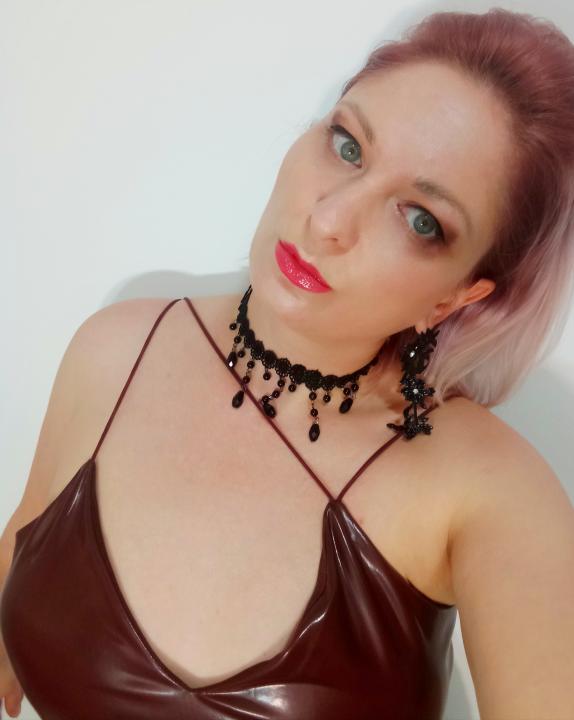 Webcam chat profile for MonicaMiss: Latex & rubber