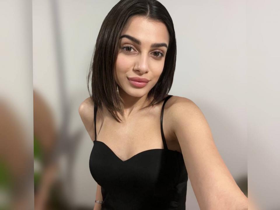 Webcam chat profile for ShahiraWild: Outfits