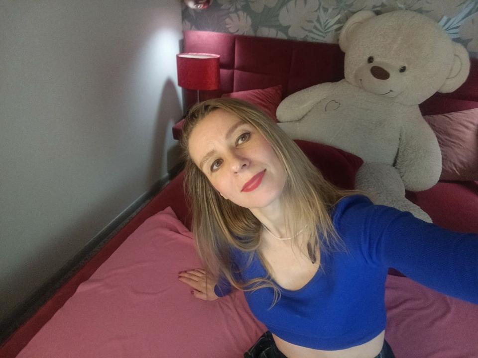Webcam chat profile for IdaMoon: Kissing