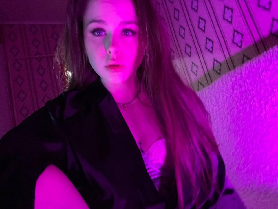 Webcam chat profile for babyfox: Leather