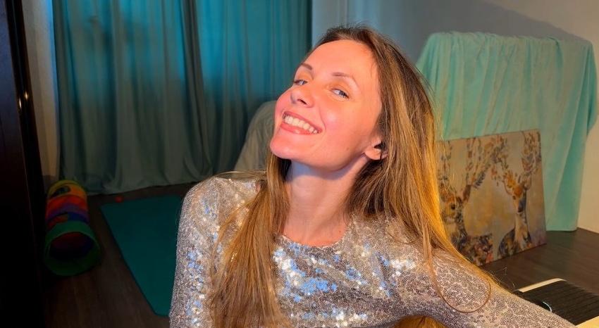 Webcam chat profile for ShyAngela: Legs, feet & shoes