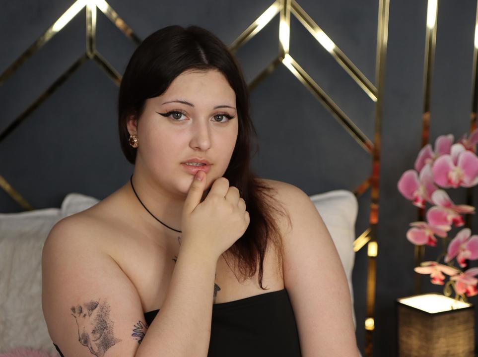 Webcam chat profile for LoraLangley: Legs, feet & shoes