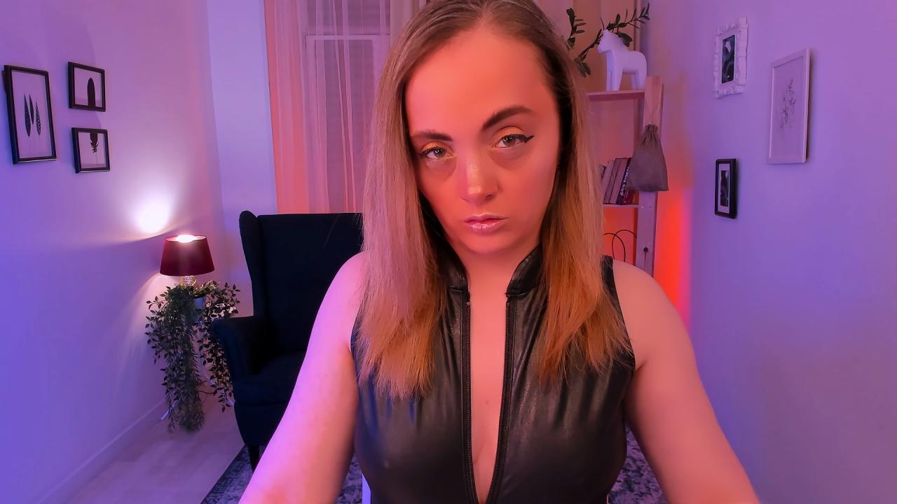 Webcam chat profile for AdelaideRosabel: Leather