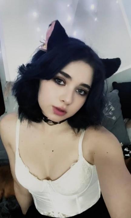Webcam chat profile for Rietel: Piercings & tattoos