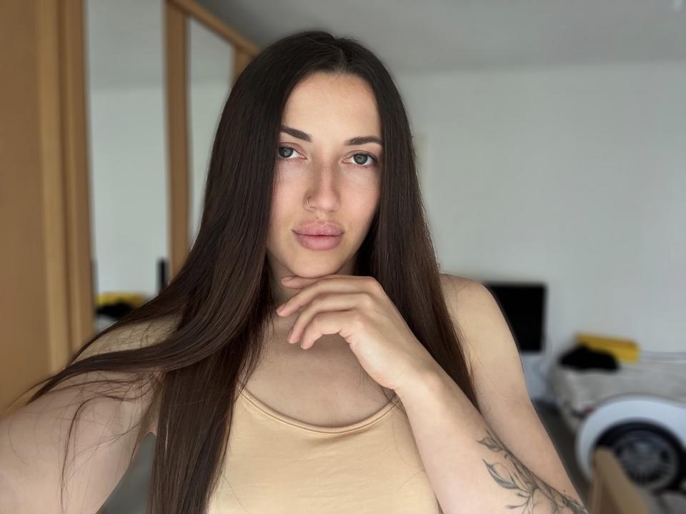 Webcam chat profile for SweetTi: Dancing