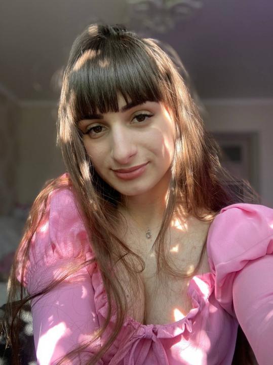 Webcam chat profile for HoneyMira
