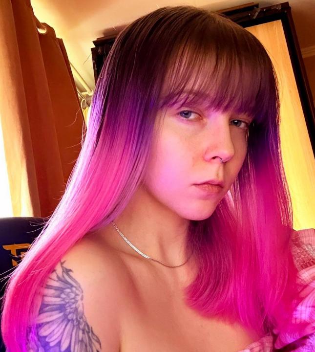 Webcam chat profile for RedJasmine: Outfits