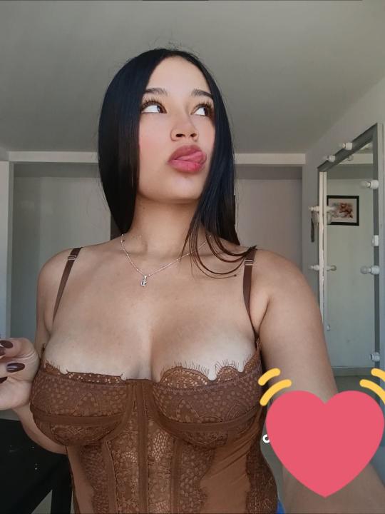 Webcam chat profile for IsabellaLara18: Kissing