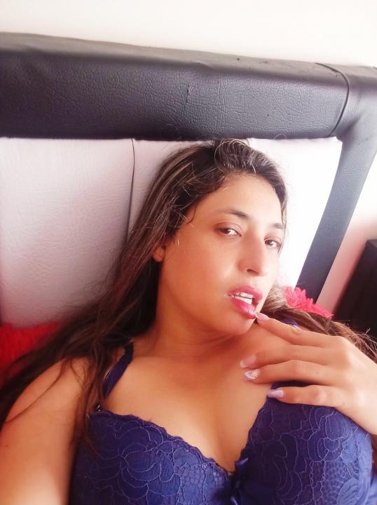 Webcam chat profile for roxane25: Exhibition