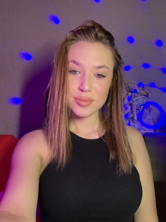 Webcam chat profile for yourstrawberry: Latex & rubber