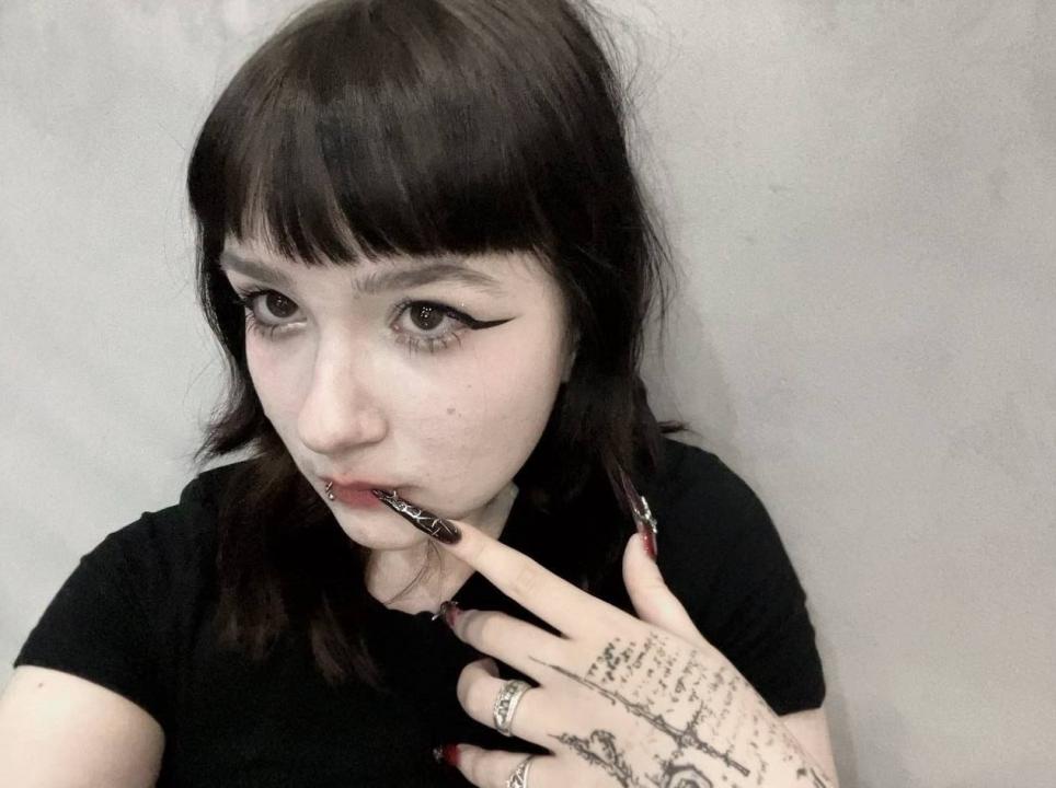 Webcam chat profile for YummyNasy: Nipple play