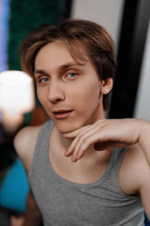 Webcam chat profile for AdrianDi: Nipple play