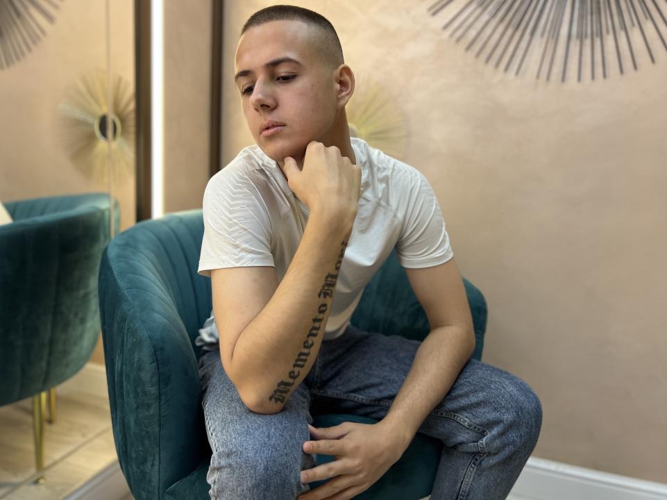 Webcam chat profile for DenzelF35: Legs, feet & shoes