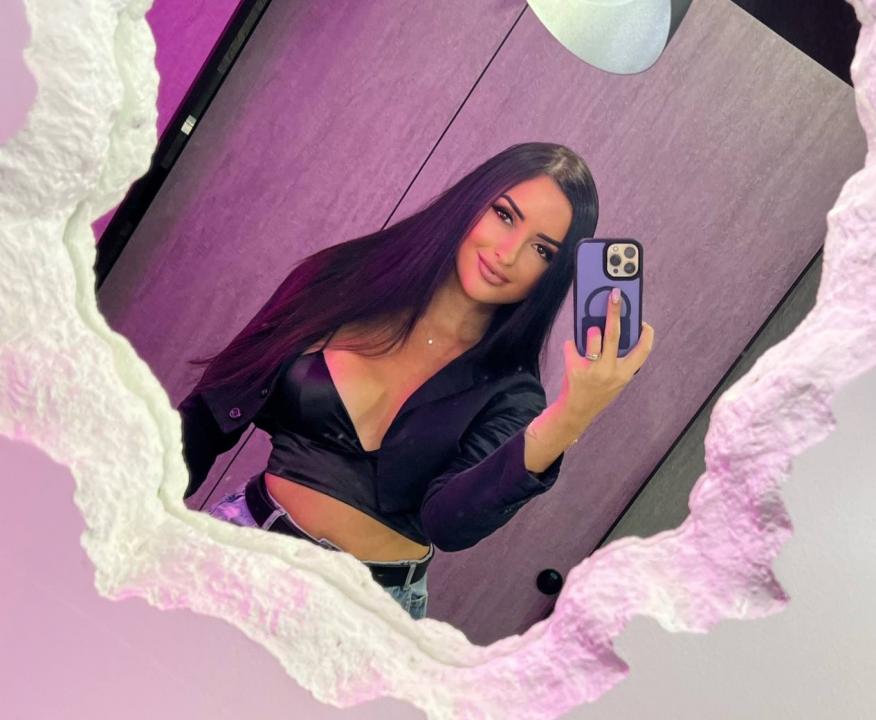 Webcam chat profile for OnlyForLovee: Outfits