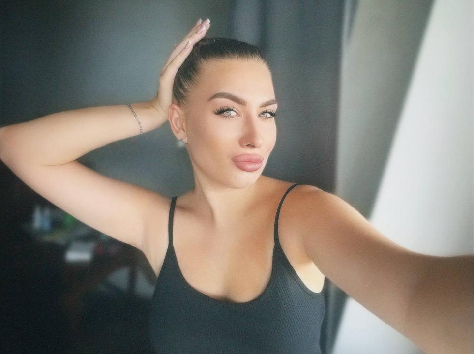 Webcam chat profile for BlushKitten