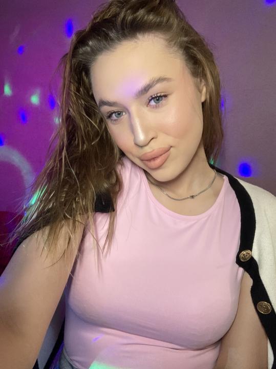 Webcam chat profile for yourstrawberry: Latex & rubber