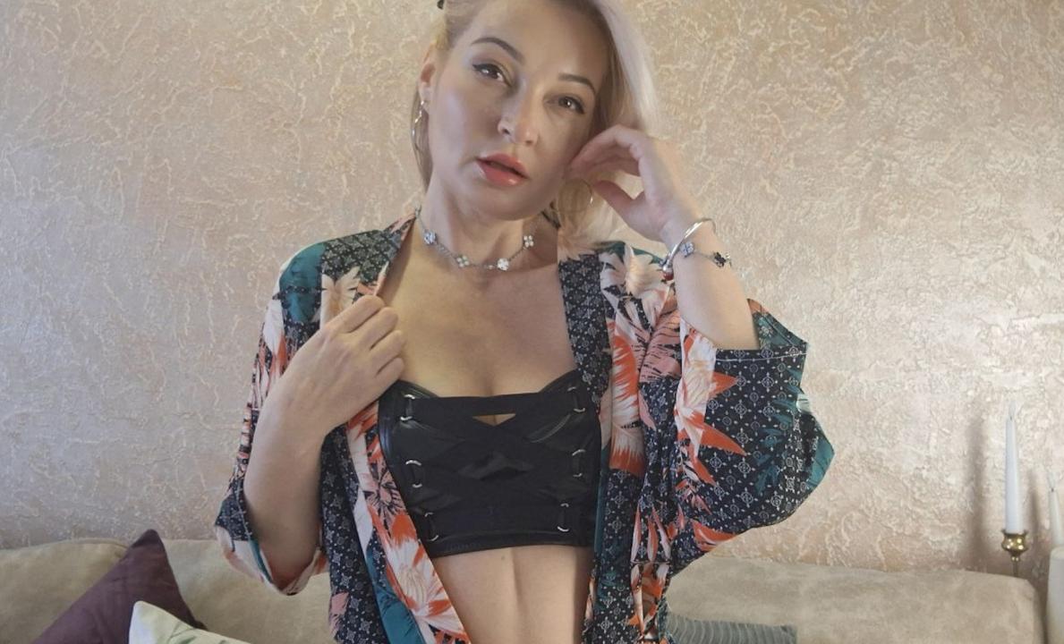 Webcam chat profile for TinaMilstar: Leather