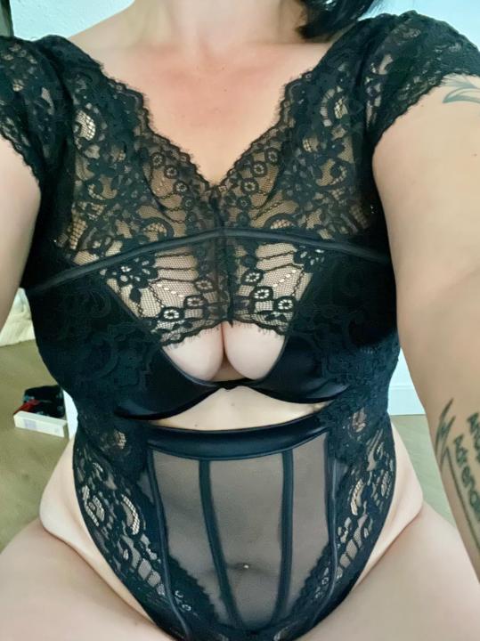 Webcam chat profile for Lizzysexy: Nipple play