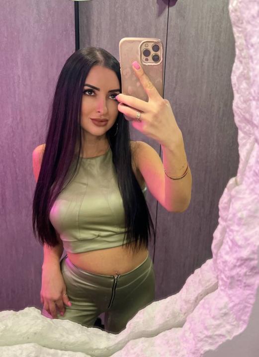 Webcam chat profile for OnlyForLovee: Outfits