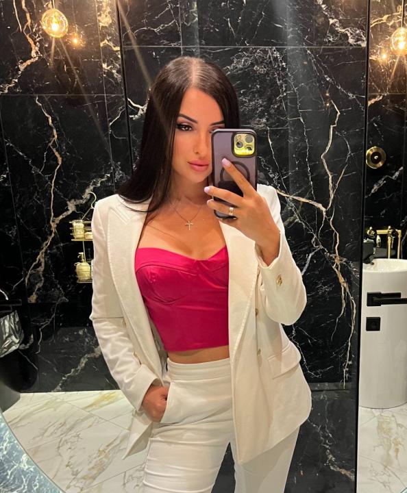 Webcam chat profile for OnlyForLovee: Outfits