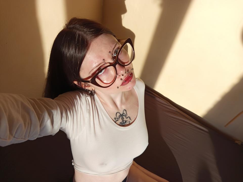 Webcam chat profile for Naatti: Legs, feet & shoes