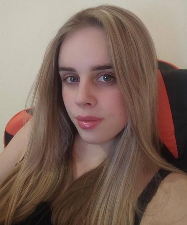 Webcam chat profile for Krustella: Outfits