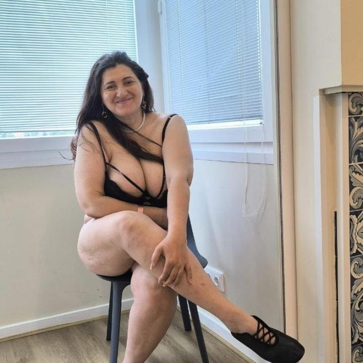 Webcam chat profile for SophiaBliss: Nipple play