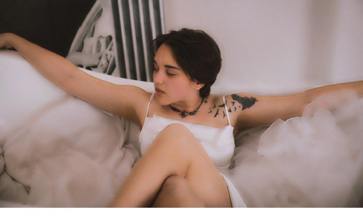Webcam chat profile for SweetWhisper: Outfits