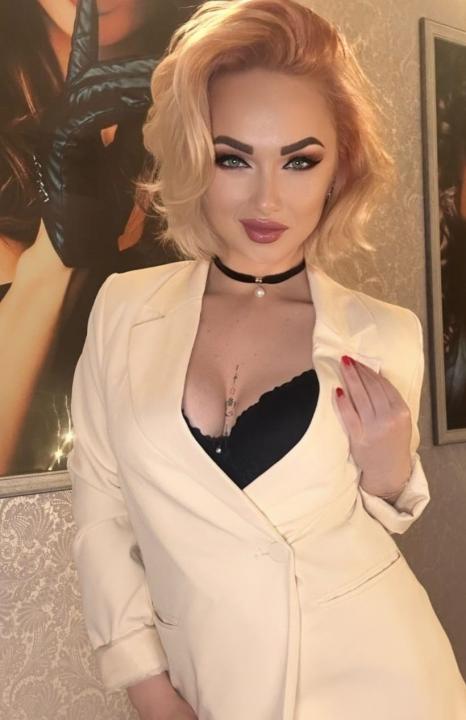 Webcam chat profile for EllianaReese: Dominatrix