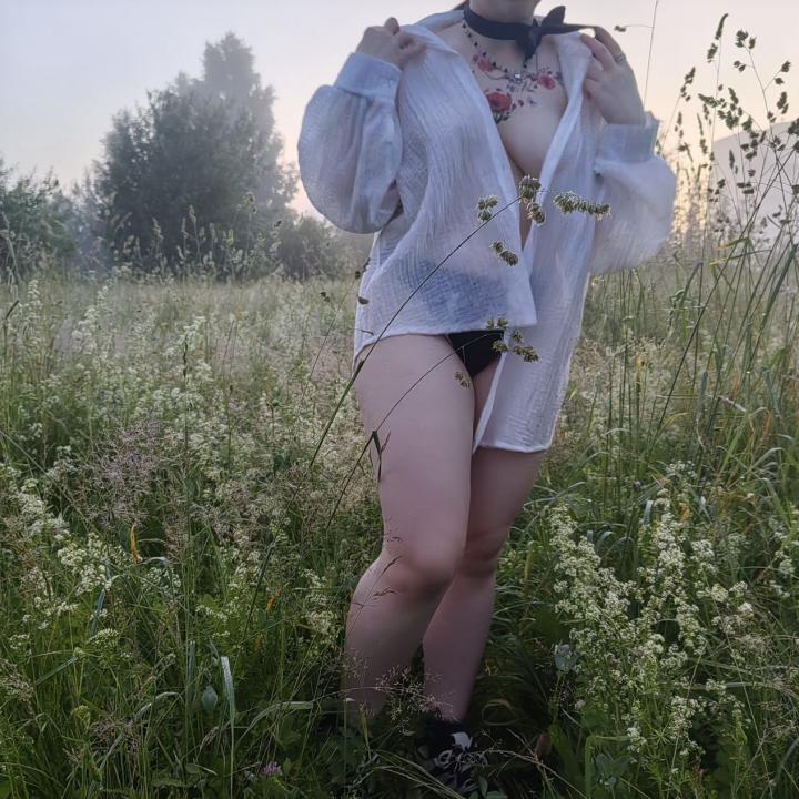 Webcam chat profile for Dibelle: Legs, feet & shoes