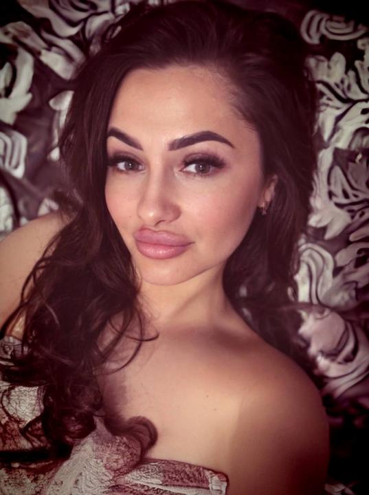 Webcam chat profile for Sonnia: Ask about my Hobbies