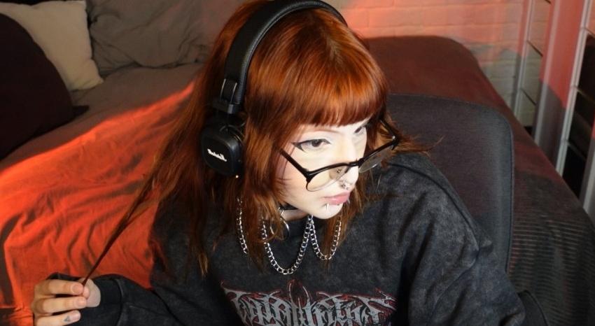 Webcam chat profile for MiaYui: Legs, feet & shoes