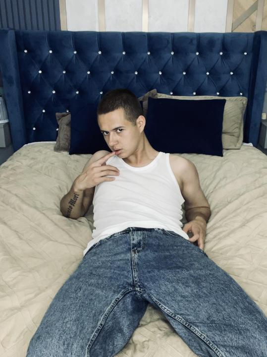 Webcam chat profile for DenzelF35: Legs, feet & shoes