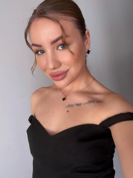 Webcam chat profile for Deizzi: Ask about my other interests