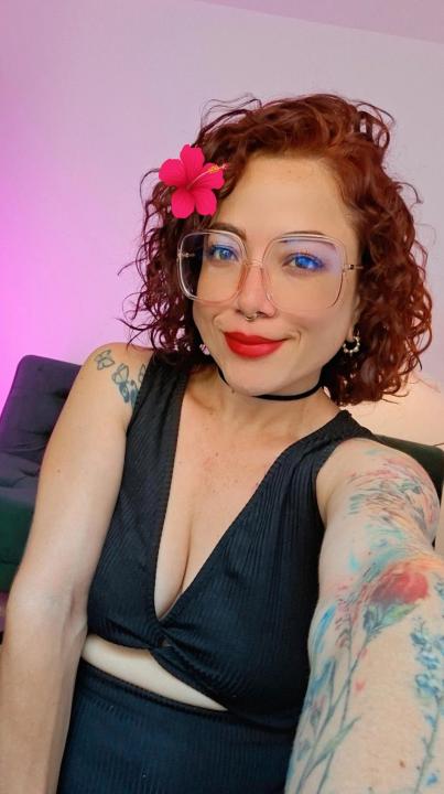 Webcam chat profile for MaddiRoses: Kissing