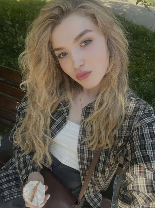 Webcam chat profile for Elariis: Dancing