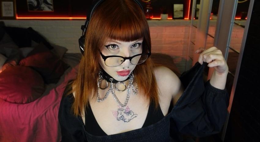 Webcam chat profile for MiaYui: Legs, feet & shoes