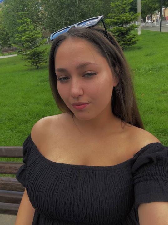 Webcam chat profile for Noora: Ask about my Hobbies
