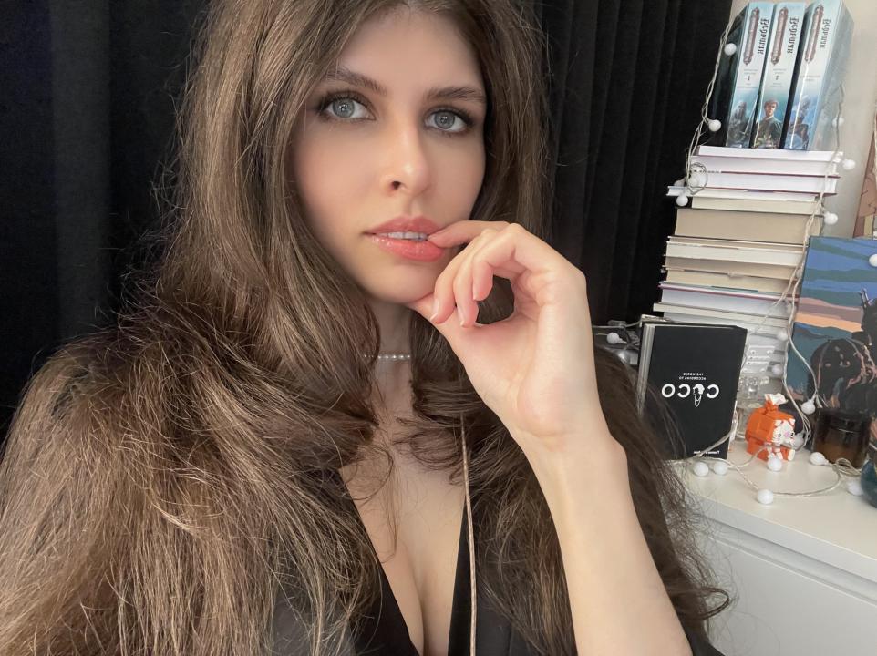 Webcam chat profile for Yennefer: Dancing