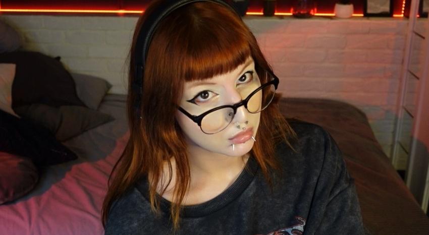 Webcam chat profile for MiaYui: Legs, feet & shoes