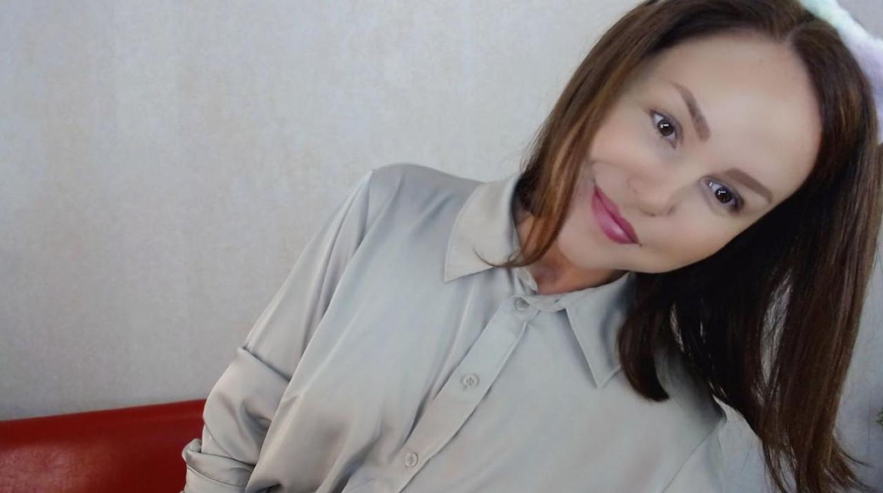 Webcam chat profile for VickyGold: Kissing