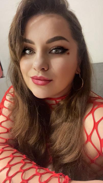 Webcam chat profile for LinnaRO: Legs, feet & shoes