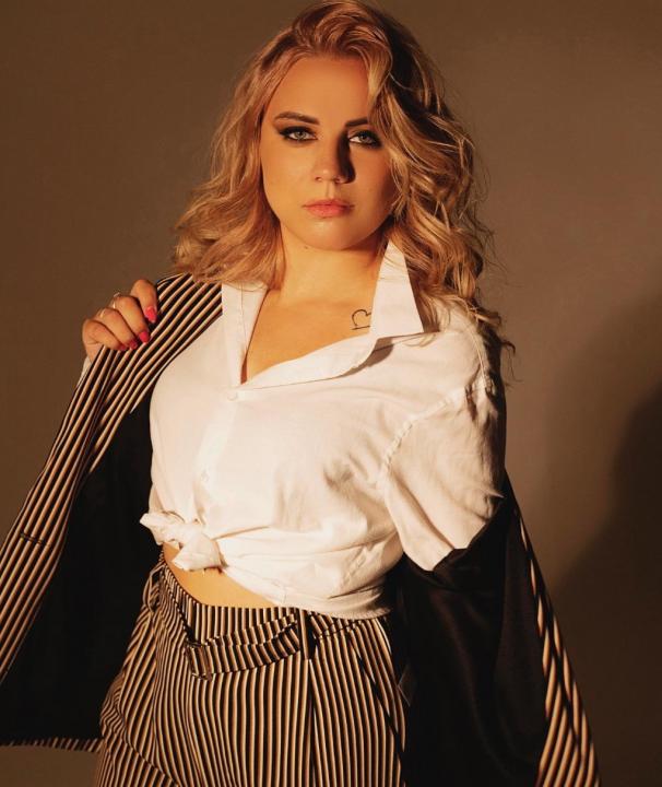 Webcam chat profile for QeenEliza: Dancing