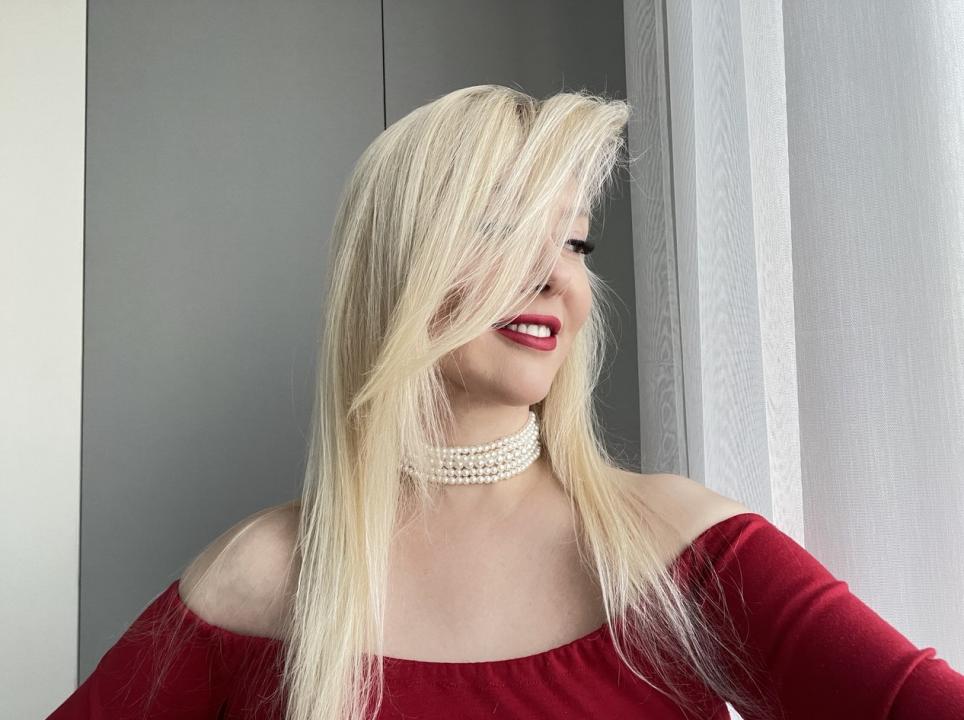Webcam chat profile for BlondyScarlett1: Nails