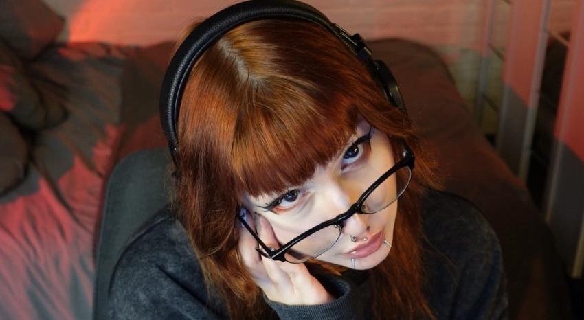 Webcam chat profile for MiaYui: Legs, feet & shoes