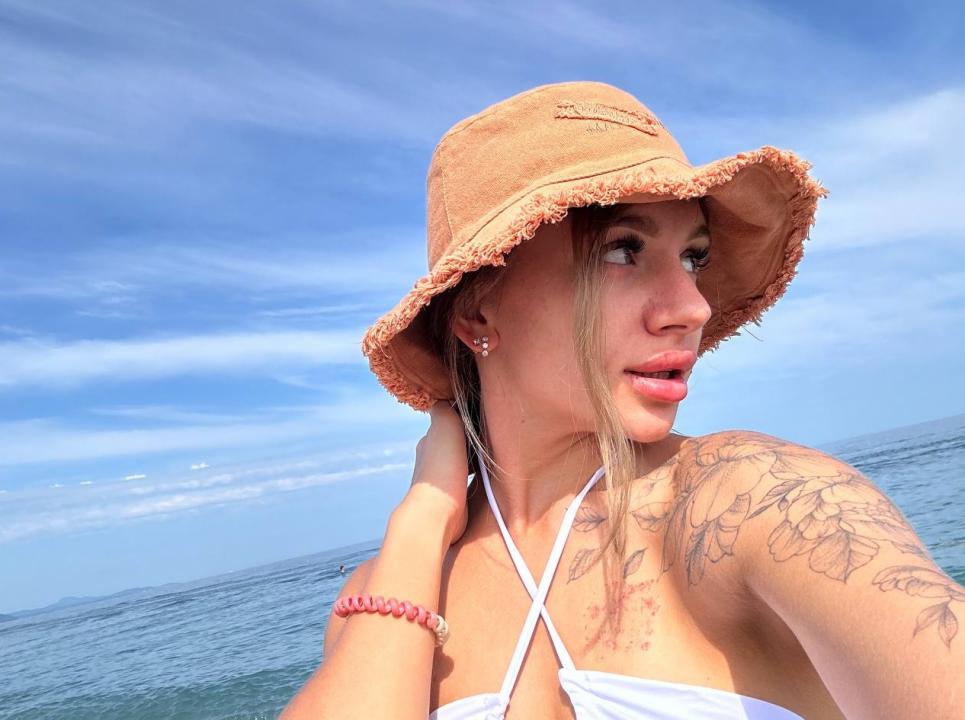 Webcam chat profile for LittleSecret09: Travel
