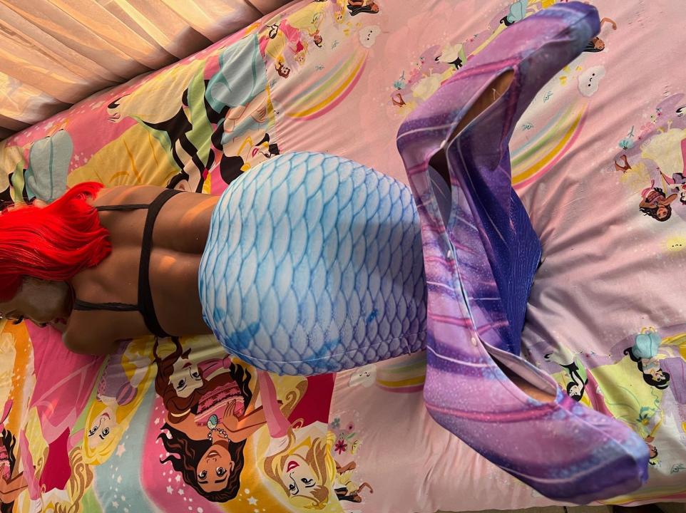 Webcam chat profile for ChocolateBunny: Legs, feet & shoes