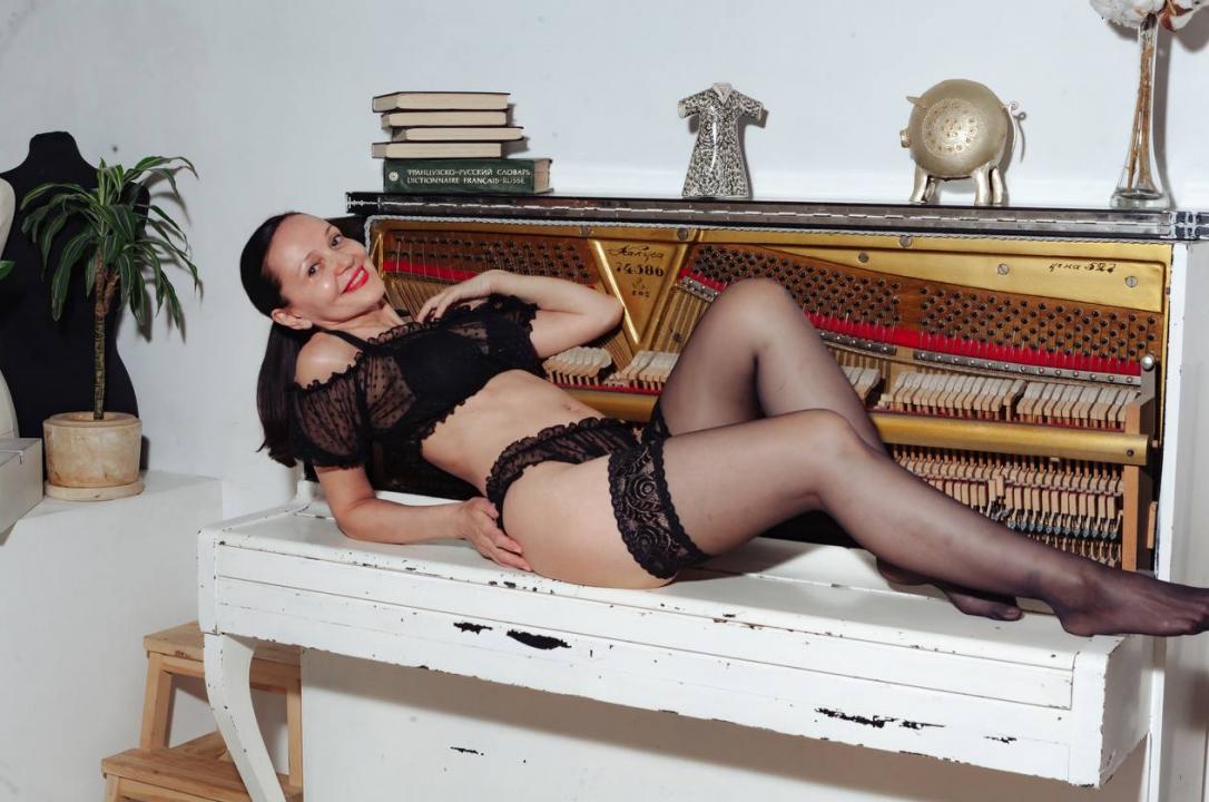 Webcam chat profile for InessaShy: Legs, feet & shoes