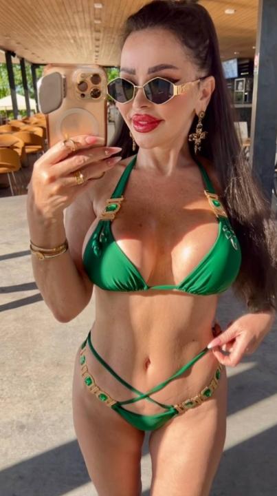 Webcam chat profile for Raq2uel: Outfits